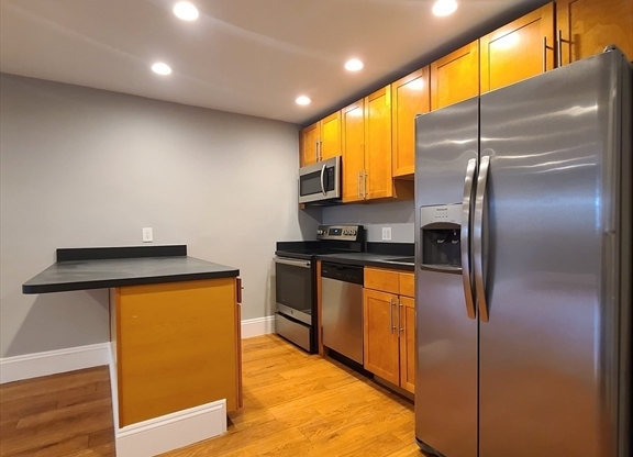 1 bed, 1 bath, 675 sqft, $2,400, Unit 2C