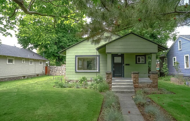 Amazing Westside bungalow across from Harmon Park!