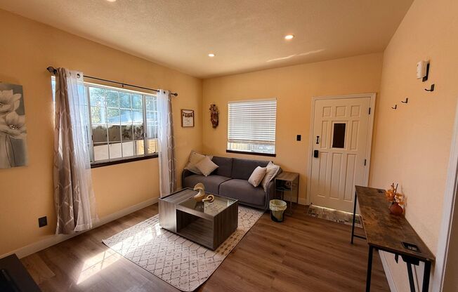 Charming furnished 1BR/1BA Room in Oakland.