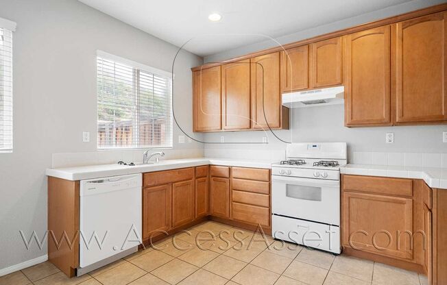 Charming 3 Bedroom/2.5 Bath Townhouse In Lake Elsinore!