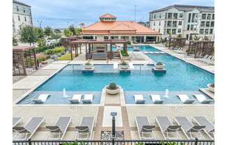 swimming pool at Park at Bayside apartments