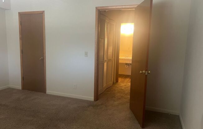1 bed, 1 bath, 800 sqft, $970, Unit D08 Manor
