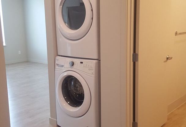 Studio, 1 bath, 305 sqft, $1,375, Unit 01-318