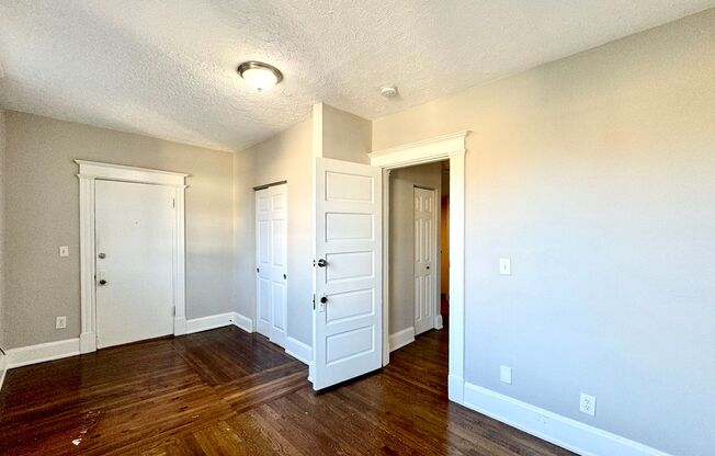 2 beds, 1 bath, 700 sqft, $1,200, Unit Unit 2