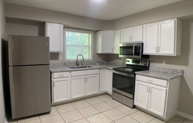 2 beds, 1 bath, 770 sqft, $1,100, Unit Birchwood 1