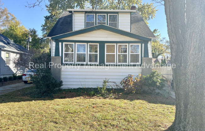 4 Bedrooms, Two Kitchens, and Two Full Baths - Walk to Downtown Royal Oak!