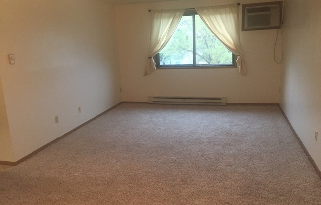 2 beds, 1 bath, $900