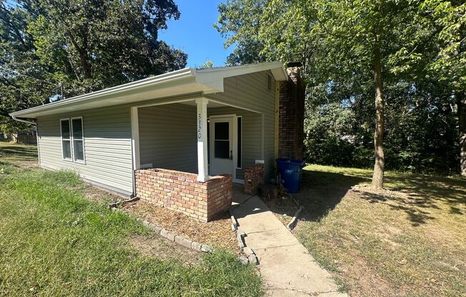 Very Clean 3 BD / 1 BA Single Family Home Conveniently Located in Joplin