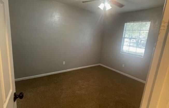 3 beds, 1.5 baths, 910 sqft, $1,400, Unit 4621 Autu