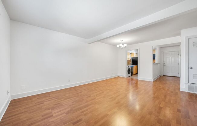 Available now: 2 Bed/1 Bath Hyde Park Condo – Walk to UT & Downtown!