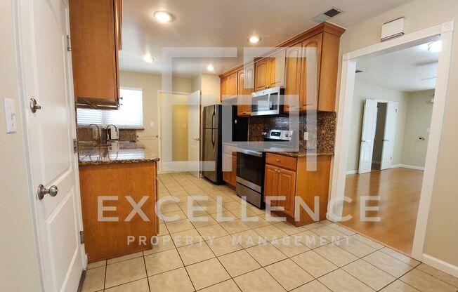 3/2 House with HWF, Granite Kitchen, Enclosed Front Patio and Pets Negotiable