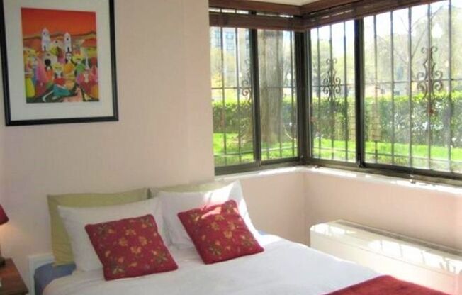 Spectacular Scott Circle Solarium Studio Apartment Close to The White House.