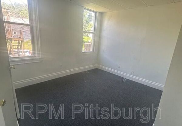 2 beds, 1 bath, $1,300