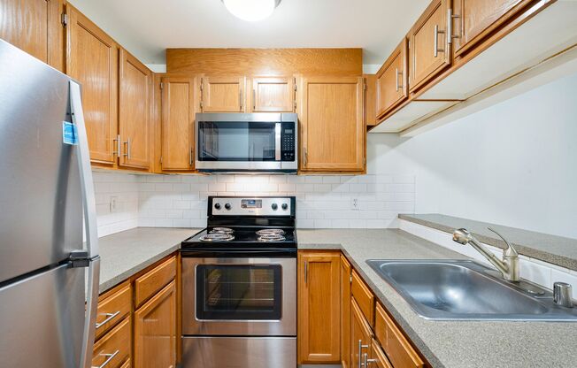 2 beds, 2 baths, 830 sqft, $2,295