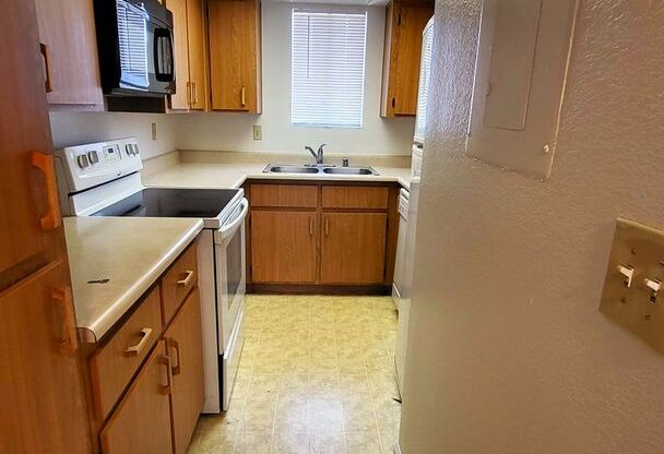 TEMPE TOWNHOME AVAILABLE IN GATED COMMUNITY!!!!!