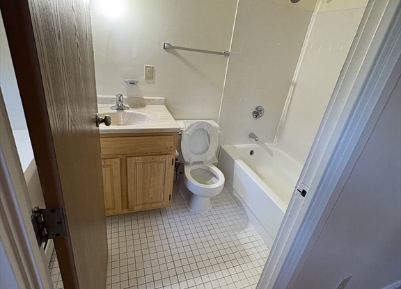 3 beds, 2 baths, 1,198 sqft, $4,400, Unit 34