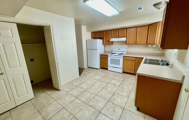 2 beds, 1.5 baths, 1,096 sqft, $1,400, Unit 702-Lakewood