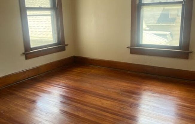 3 beds, 1 bath, $1,200, Unit 1843 W 3rd Street