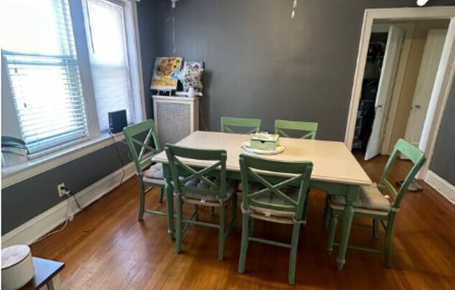 Walk to Warren Park! 2416-2418 W North Shore Apartment Available!