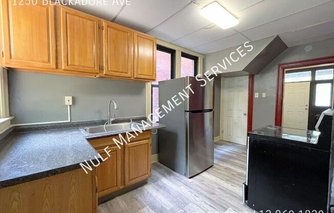 1250 BLACKADORE AVE