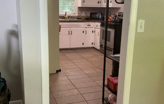 3 bedroom 2 bathroom house conveniently located in Athens
