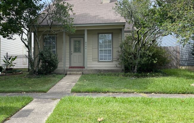 Charming 2 Bedroom House Located off Bluebonnet