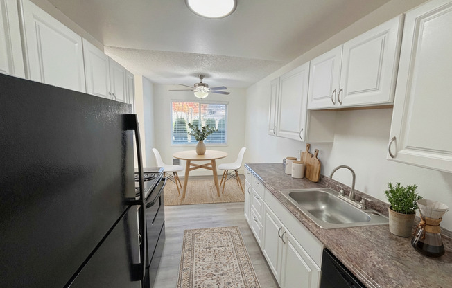 3 beds, 1 bath, 800 sqft, $1,595, Unit 52