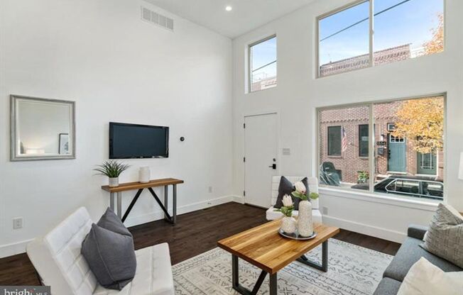 LUXURY TOWNHOME w ROOFDECK, PRIVATE GATED DRIVEWAY, GARAGE, 2ND PARKING SPOT and TONS OF LIGHT! 1 MONTH FREE