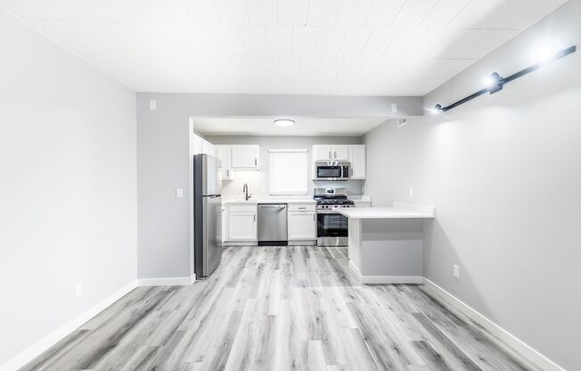 2 beds, 1 bath, 917 sqft, $1,695, Unit 403