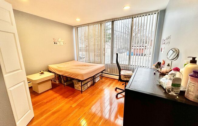 2 beds, 1 bath, 768 sqft, $2,425, Unit 215