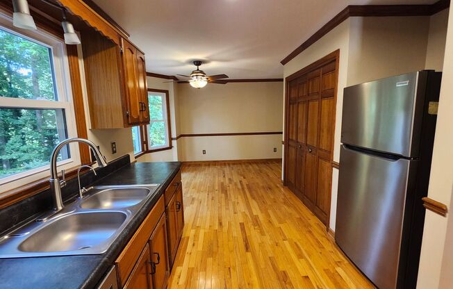 Spacious 3BR Home with Sunroom in Roswell