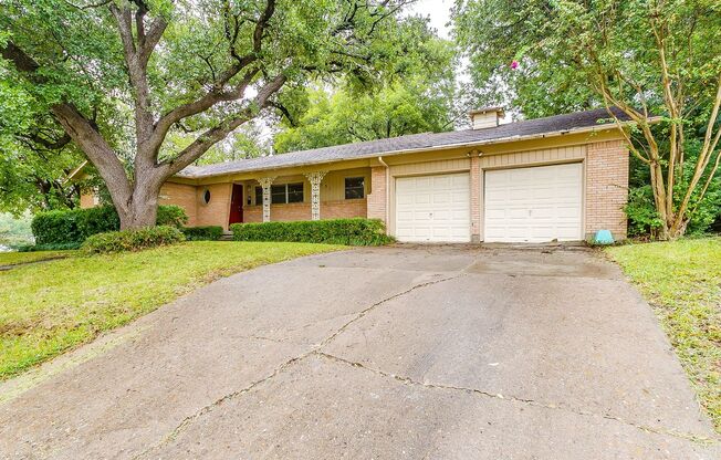 Ready for New Tenants- Large 3 bed, 2 bath home in South Hills Addition- 76133
