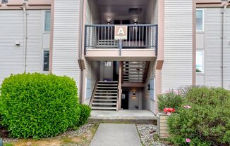 Bellevue Manor Condo, Great Location across from Microsoft