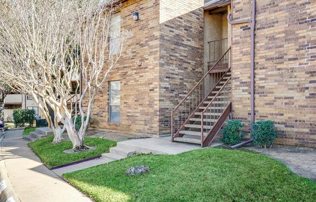 1909 CLOISTERS DR