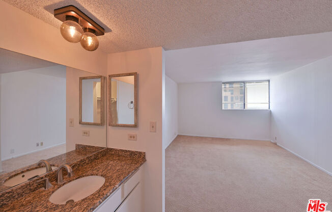 2 beds, 2 baths, 1,037 sqft, $4,100, Unit 1612