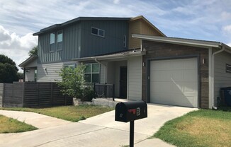 BEAUTIFUL, OPEN TOWNHOUSE CLOSE TO DOWNTOWN