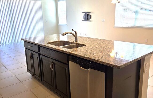 Oviedo 3 bedroom corner townhome, ready for immediate move in, A rated Seminole county schools.