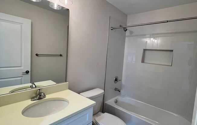 2 beds, 1 bath, 850 sqft, $1,600, Unit 8487 - B12