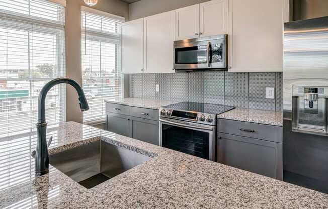 Granite Countertop Kitchen at The Beeker, Columbus, 43201