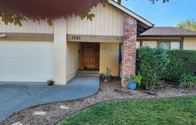 Great Santa Rosa Neighborhood 4 Bedroom, 2 Bathrooms w/Pool