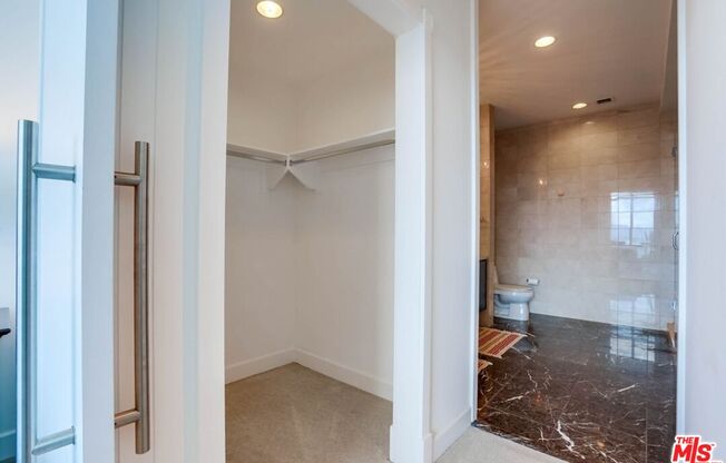 1 bed, 2 baths, 1,020 sqft, $5,500, Unit 31F