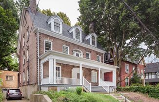 One Bedroom Apartment - One Block From Walnut Street!
