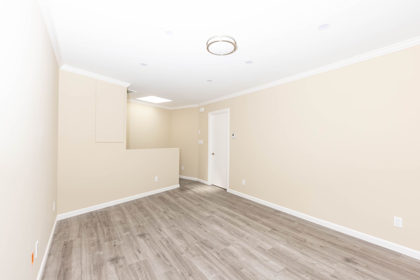 OPEN HOUSE: Tuesday (7/8)  6:00pm-6:30pm. Gorgeous Top Floor 2BR/1BA with Panoramic Views Laundry (12 Day Street)