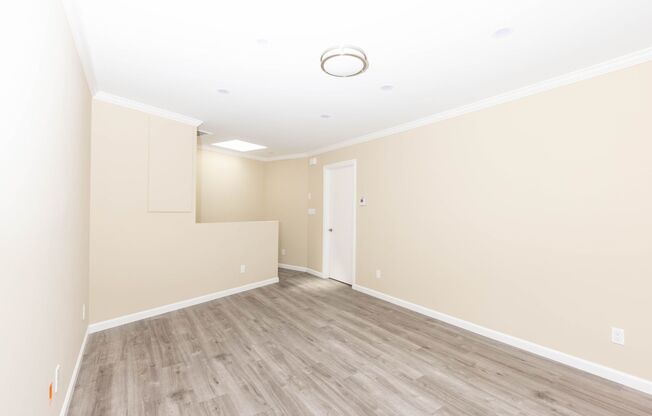 OPEN HOUSE: Tuesday (7/8)  6:00pm-6:30pm. Gorgeous Top Floor 2BR/1BA with Panoramic Views Laundry (12 Day Street)
