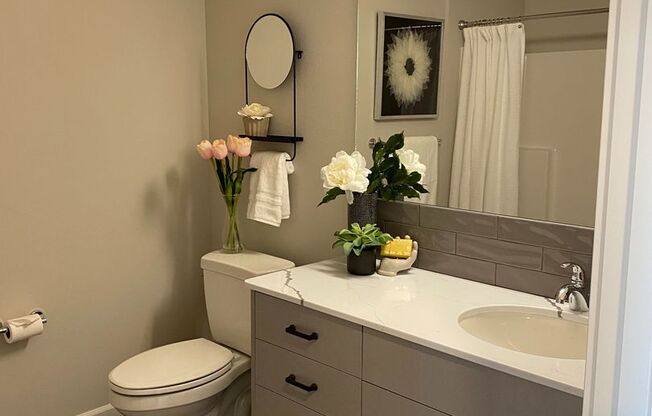 Studio, 1 bath, 327 sqft, $1,570, Unit 417-211