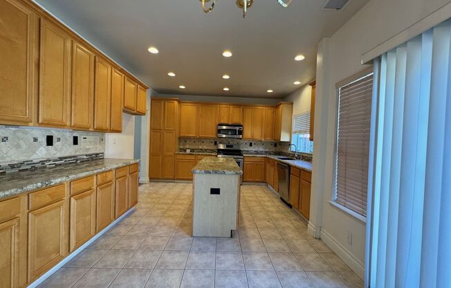 3 beds, 2.5 baths, $4,100