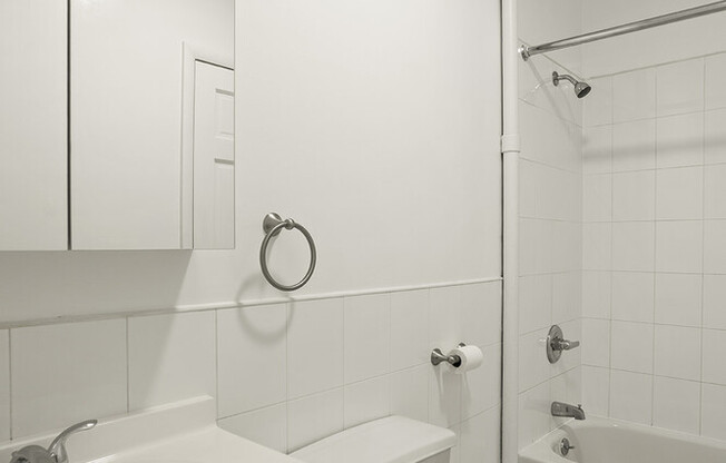 3 beds, 1 bath, 1,150 sqft, $6,850, Unit 3L