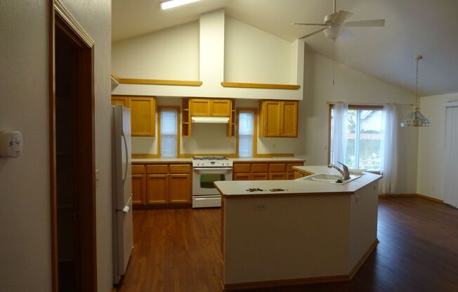 3 Bed, 2 Bath Home with 2-Car Garage & Covered Deck — Santa Clara, Eugene