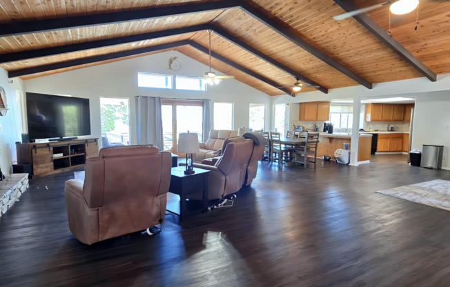 Spacious & Modern 5-Bedroom Retreat in Tehachapi’s Scenic Bear Valley