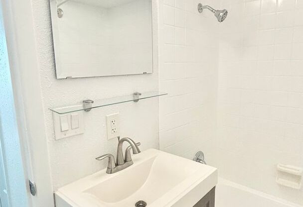 3 beds, 2 baths, 985 sqft, $2,495, Unit 401